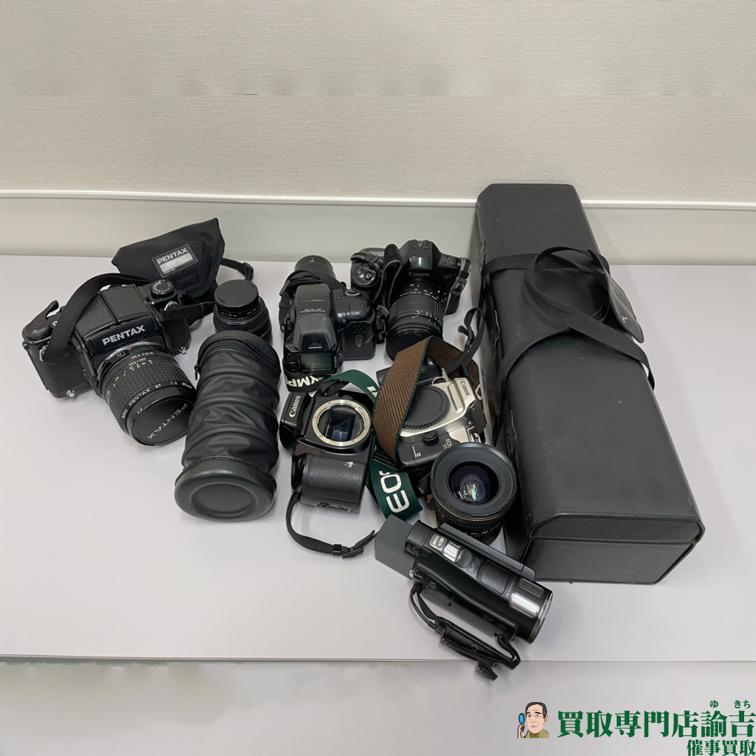 ペンタックス67のカメラやレンズ、タムロンSPのレンズ、ソニーのHDR-CX700Xビデオカメラ、キヤノンのカメラなど